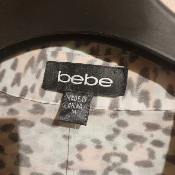 NWT Bebe Women's  Animal Print Wrap Roll Tab Sleeves Chiffon Cropped Top - Picture 10 of 13